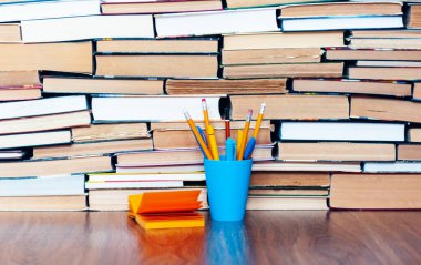 Kalem tutacağı, not kağıdı ve kitap yığını, eğitim öğrenim konsepti için okul geçmişi
