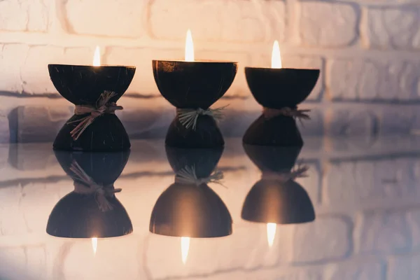 Burning Spa Αρωματικά Κεριά Κέλυφος Καρύδας Ένα Γυάλινο Λευκό Τραπέζι — Φωτογραφία Αρχείου