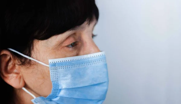 コロナウイルスの隔離と大気汚染のPm2 5の概念 青いマスクを身に着けている老女の顔を保護します 中国流行ウイルスの症状背景 — ストック写真