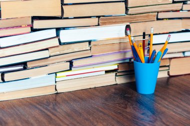 Okuyucu ve kitap yığınları, eğitim öğrenme konsepti için okul geçmişi