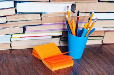 Kalem tutacağı, not kağıdı ve kitap yığını, eğitim öğrenim konsepti için okul geçmişi
