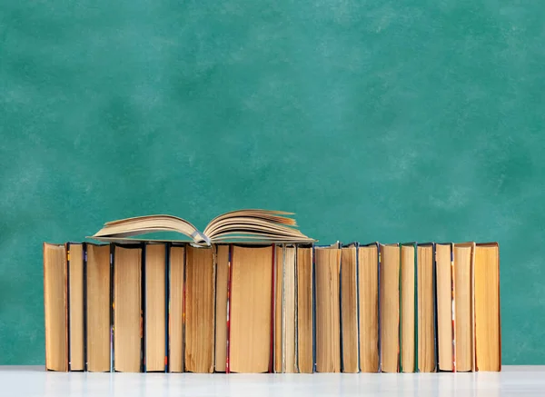 Back School Pile Books Empty Green School Board Background Education — Stock Photo, Image