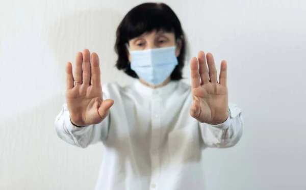 Карантин Коронавируса Концепция Загрязнения Воздуха Pm2 Старая Больная Женщина Синей — стоковое фото