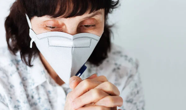 Concepto Covid Cuarentena Por Coronavirus Rostro Anciana Enferma Con Máscara — Foto de Stock