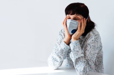Coronavirus Covid-19 konseptini karantinaya aldı. Korunmak için solunum maskesi takan yaşlı hasta kadının yüzü. Wuhan, Çin salgını virüs belirtileri.