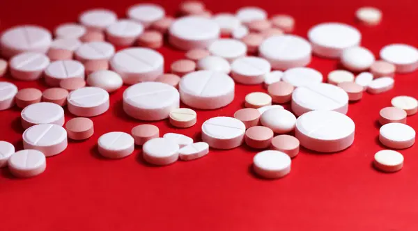 Куча Белых Таблеток Таблеток Капсул Красном Фоне Лекарство Рецепт Лечение — стоковое фото