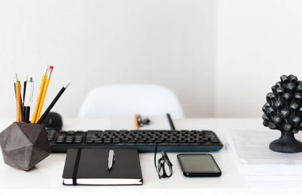 家庭办公室 现代工作场所 键盘笔记本电脑 带铅笔和钢笔的混凝土笔架 笔记本电脑 智能手机 带文件的纸箱 教育背景 — 图库照片