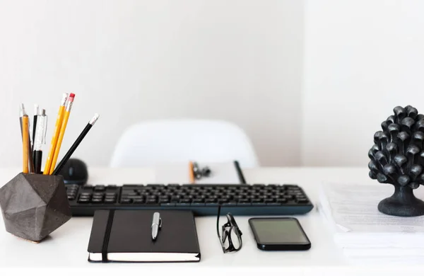 Thuiskantoor Moderne Werkplek Witte Tafel Toetsenbord Laptop Computer Betonnen Houder — Stockfoto