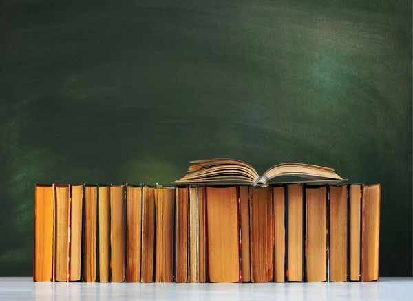 Back School Pile Books Empty Green School Board Background Education — Stock Photo, Image