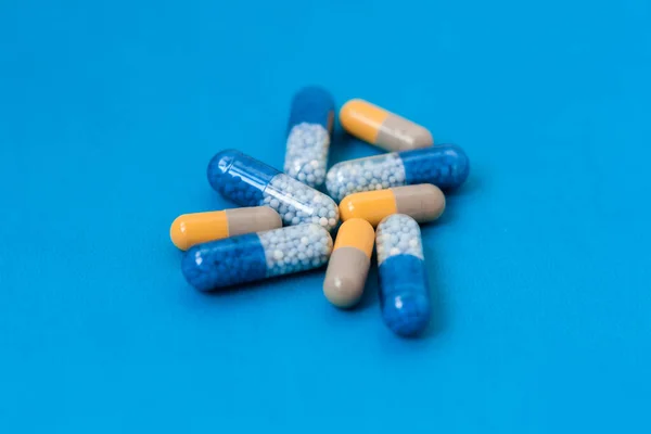 大量的白色药丸 蓝色背景的胶囊 药物处方治疗药物保健概念在复制空间 — 图库照片