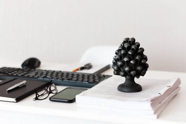 Thuiskantoor Moderne Werkplek Witte Tafel Toetsenbord Laptop Computer Betonnen Houder — Stockfoto