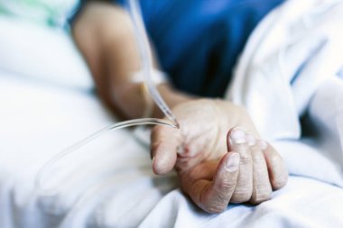 Ciddi durumda olan hastaya bir damlatıcı yoluyla ilaç verilir (damar içi sisteme sahip sağlık geçmişi).)