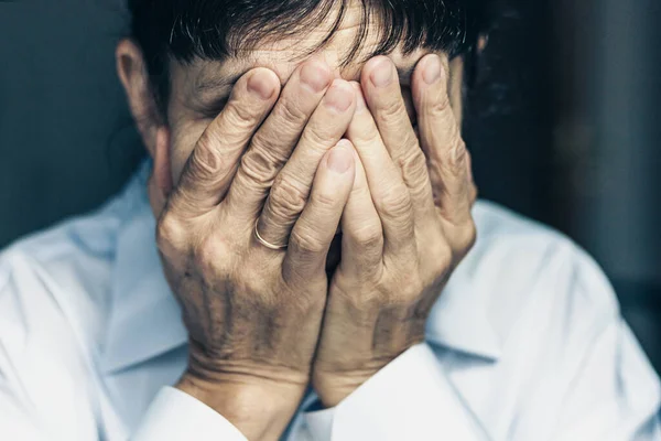 Üzgün, stresli, düşünceli, yaşlı, orta yaşlı, kasvetli, endişeli, yüzünü kapatan bir kadın. İnsan ifadeleri, duyguları, duyguları ve tepkileri 