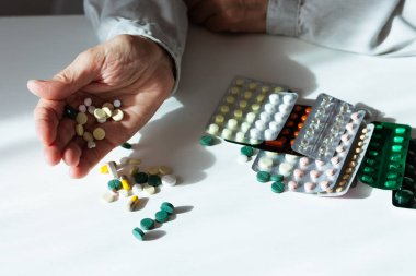 Yaşlı kadın eli kapalı, ilaç şişkinliği, sağlık sigortası geçmişi, bir sürü hap al. 