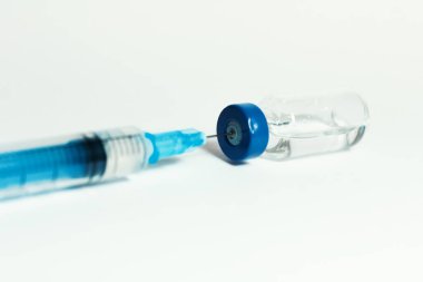 Cam ilaç şişesinde aşı enjeksiyon sıvısı, alüminyum kapak ve aşı için şırınga, Coronavirus Covid-19 konsepti.