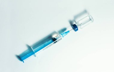 Cam ilaç şişesinde aşı enjeksiyon sıvısı, alüminyum kapak ve aşı için şırınga, Coronavirus Covid-19 konsepti.