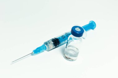 Cam ilaç şişesinde aşı enjeksiyon sıvısı, alüminyum kapak ve aşı için şırınga, Coronavirus Covid-19 konsepti.