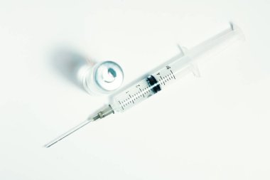 Cam ilaç şişesinde aşı enjeksiyon sıvısı, alüminyum kapak ve aşı için şırınga, Coronavirus Covid-19 konsepti.