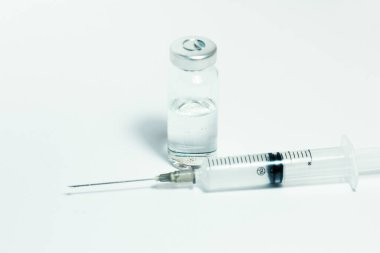 Cam ilaç şişesinde aşı enjeksiyon sıvısı, alüminyum kapak ve aşı için şırınga, Coronavirus Covid-19 konsepti.