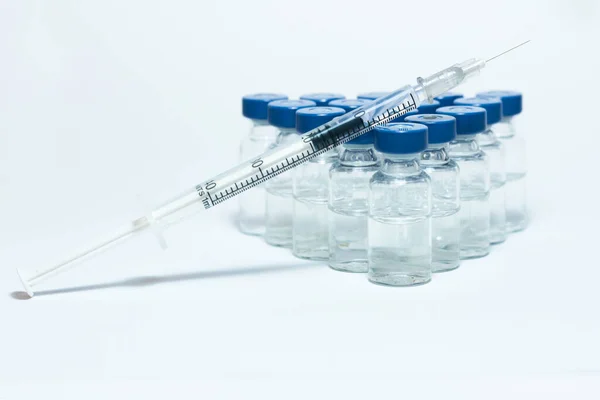 Medizinische Glasflaschen Mit Impfstoffinjektionsflüssigkeit Mit Blauen Aluminiumverschlüssen Und Spritze Für — Stockfoto