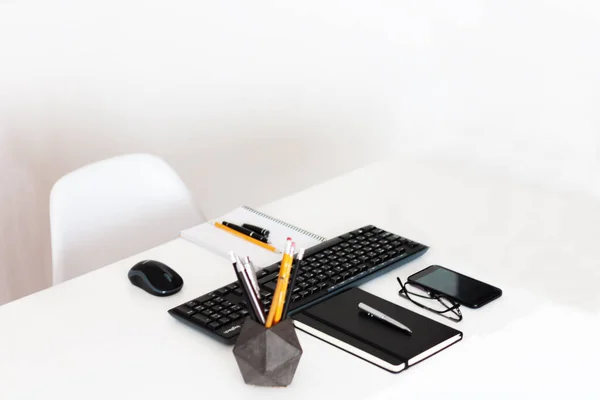 Home Office Moderner Arbeitsplatz Weißer Tisch Tastatur Laptop Betonhalter Mit — Stockfoto