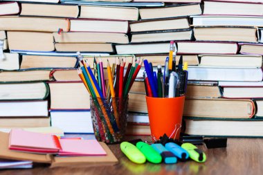 Okul kırtasiyesi aksesuarları - defter, plastik kalem, kalem, kalem, ataç, çıkartma, not defteri, kitap yığını eğitim konseptine sahip keskinleştirici