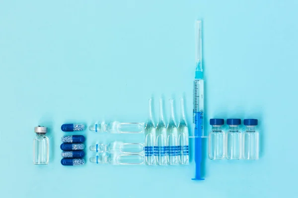 Thermometer Pillen Injektionsampullen Spritze Zur Impfung Auf Blauem Hintergrund Gesundheitskoronavirus — Stockfoto