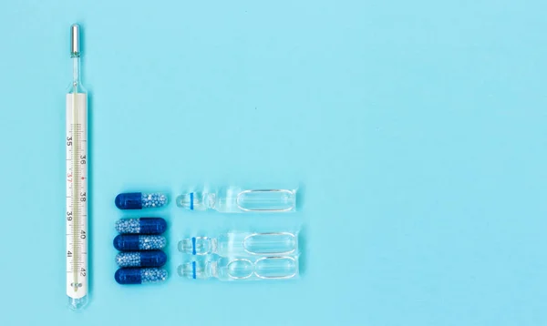 Thermometer Pillen Injektionsampullen Für Impfungen Auf Blauem Hintergrund Gesundheitskoronavirus Krebs — Stockfoto
