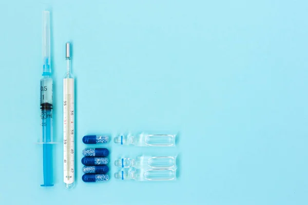 Thermomètre Pilules Ampoules Injection Seringue Vaccination Sur Fond Bleu Coronavirus — Photo