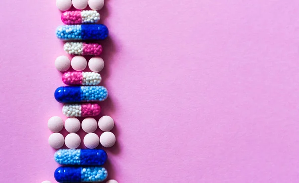Montón Píldoras Coloridas Tabletas Cápsulas Sobre Fondo Rosa Receta Medicamentos —  Fotos de Stock
