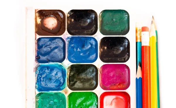 Akvarelové Barvy Štětce Tužky Dobře Používané Bílém Pozadí Zpátky Školy — Stock fotografie
