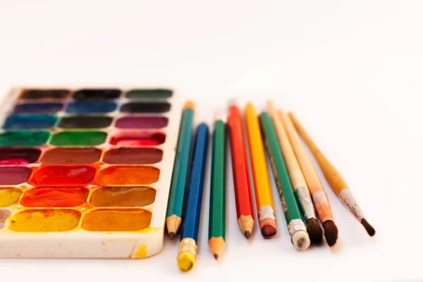 Farba Akwarelowa Pędzle Ołówki Dobrze Stosowane Białym Tle Powrót Szkoły — Zdjęcie stockowe
