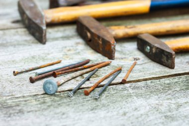 Eski ahşap arka planda eski el yapımı ve marangozluk aletleri seti çekiçler, retro konsept 