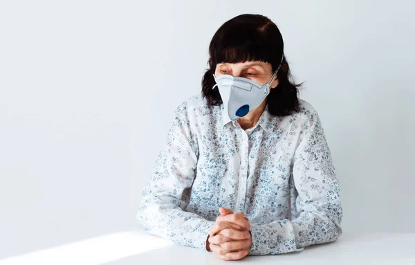 Concepto Covid Cuarentena Por Coronavirus Mujer Anciana Enferma Con Máscara — Foto de Stock