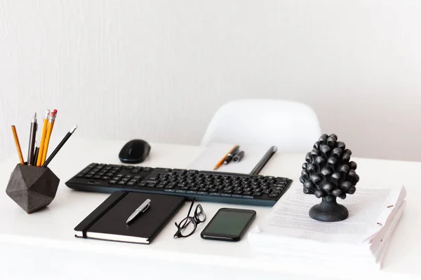 Thuiskantoor Moderne Werkplek Witte Tafel Toetsenbord Laptop Computer Betonnen Houder — Stockfoto