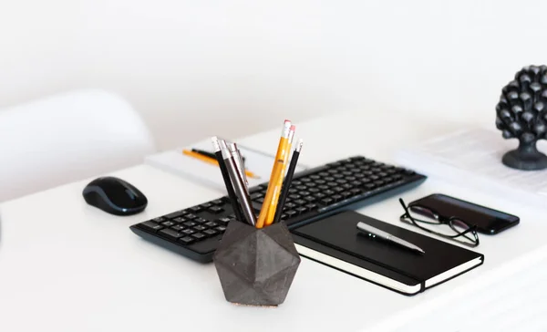 Thuiskantoor Moderne Werkplek Witte Tafel Toetsenbord Laptop Computer Betonnen Houder — Stockfoto