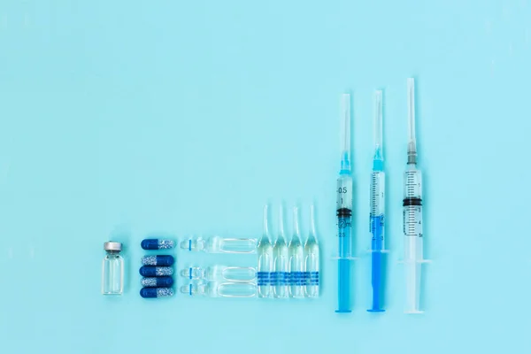 Termometr Tabletki Ampułki Wstrzykiwań Strzykawka Szczepienia Niebieskim Tle Koronawirus Medyczny — Zdjęcie stockowe
