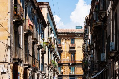 Catania, Sicilya, İtal: Şehrin tarihi kısmındaki cadde manzarası, Barocoo tarzındaki eski binalar, geleneksel mimari