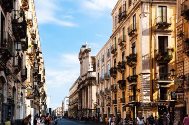 Catania, Sicilya, İtal: Şehrin tarihi kısmındaki cadde manzarası, Barocoo tarzındaki eski binalar, geleneksel mimari