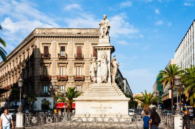 Catania, Sicilya, İtal: Şehrin tarihi kısmındaki cadde manzarası, Barocoo tarzındaki eski binalar, geleneksel mimari