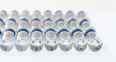 Aşı için mavi alüminyum kapaklı cam ilaç şişeleri. Kanser, Coronavirus covid-2019, ağrı ve diyabet tedavisi, ilaç konsepti 