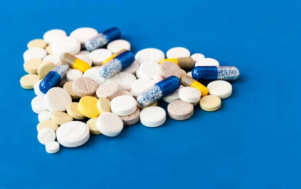 Egy Halom Tabletta Tabletta Kapszula Kék Háttérrel Gyógyszer Recept Kezelés — Stock Fotó