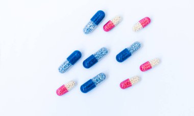 Renkli haplar, haplar, beyaz arka planda kapsüller. Fotokopi alanı ile tedavi tedavisi için ilaç reçetesi