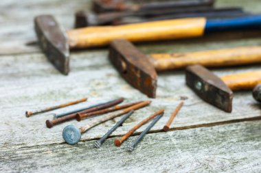 Eski ahşap arka planda eski el yapımı ve marangozluk aletleri seti çekiçler, retro konsept 