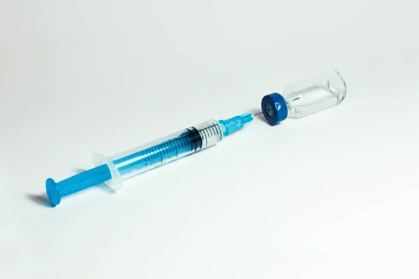 Medizinische Glasflasche Mit Impfstoffinjektionsflüssigkeit Mit Aluminiumverschluss Und Spritze Für Impfungen — Stockfoto