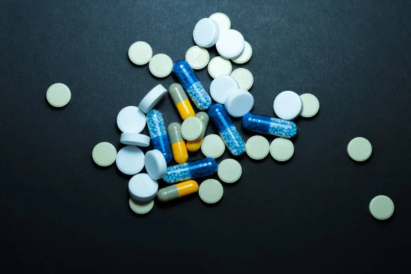 Heap Van Kleurrijke Pillen Farmaceutische Medicijnen Tabletten Capsules Zwarte Achtergrond — Stockfoto