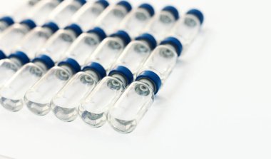 Aşı için mavi alüminyum kapaklı cam ilaç şişeleri. Kanser, Coronavirus covid-2019, ağrı ve diyabet tedavisi, ilaç konsepti 