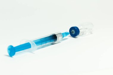 Cam ilaç şişesinde aşı enjeksiyon sıvısı, alüminyum kapak ve aşı için şırınga, Coronavirus Covid-19 konsepti.