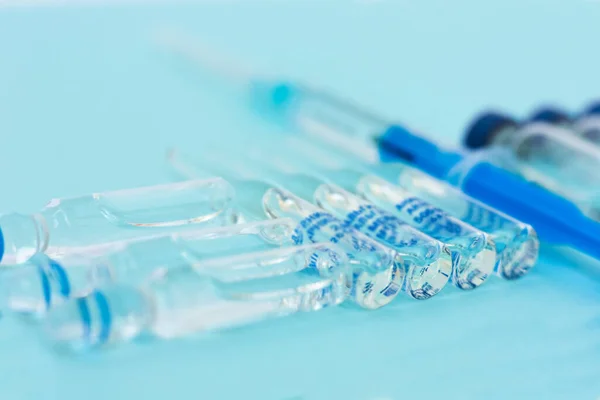 Injektionsampullen Spritze Zur Impfung Auf Blauem Hintergrund Gesundheitskoronavirus Krebs Schmerzbehandlung — Stockfoto