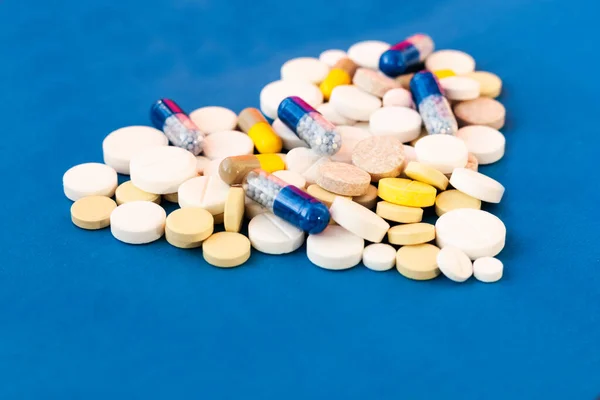 Egy Halom Tabletta Tabletta Kapszula Kék Háttérrel Gyógyszer Recept Kezelés — Stock Fotó